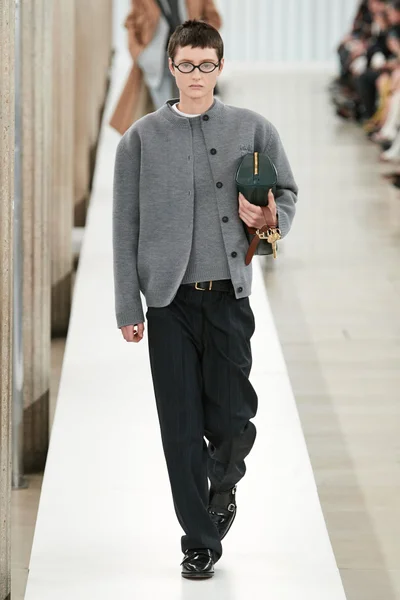Look 18